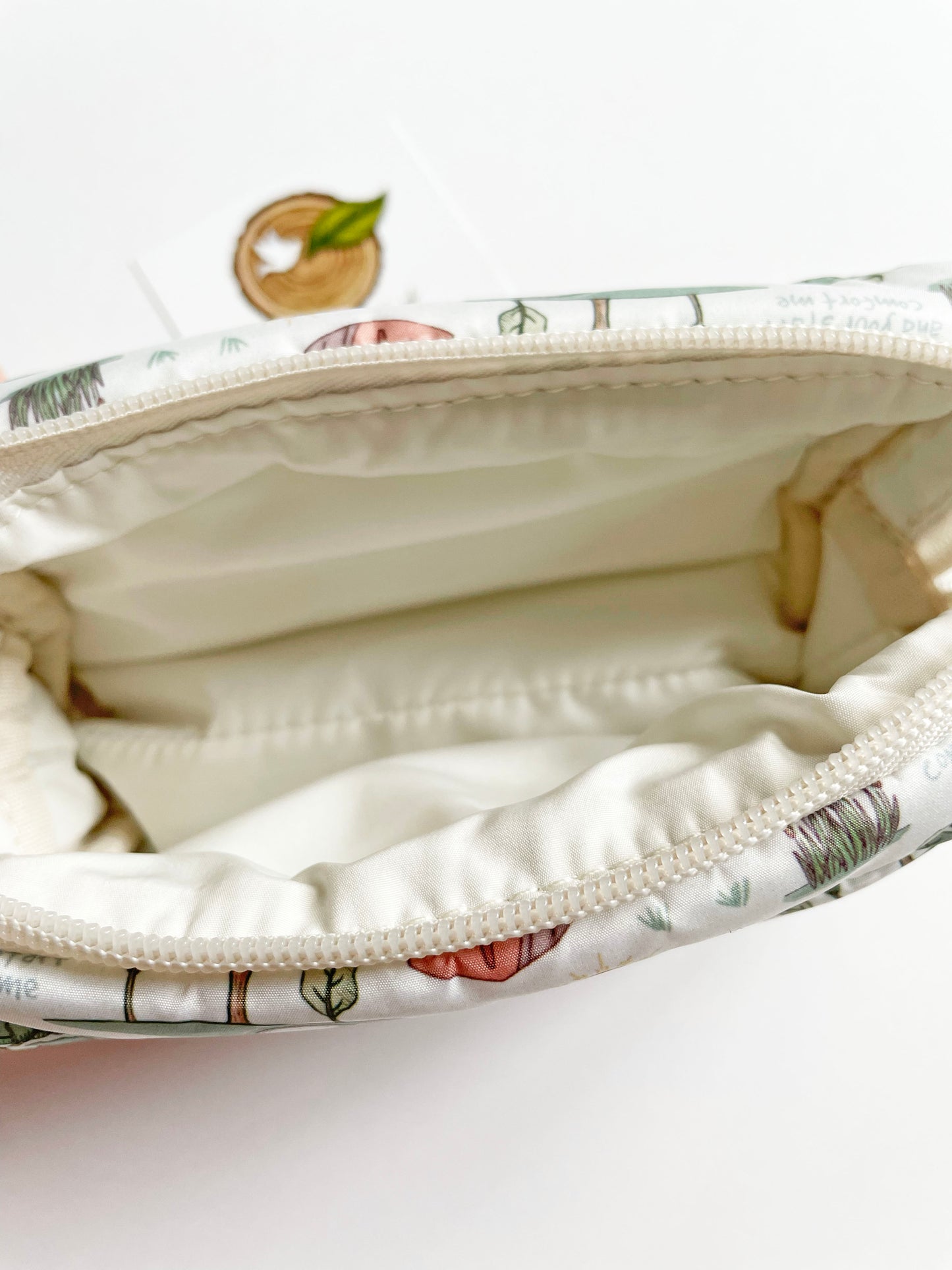 The Good Shepherd light beige  puffer pouch